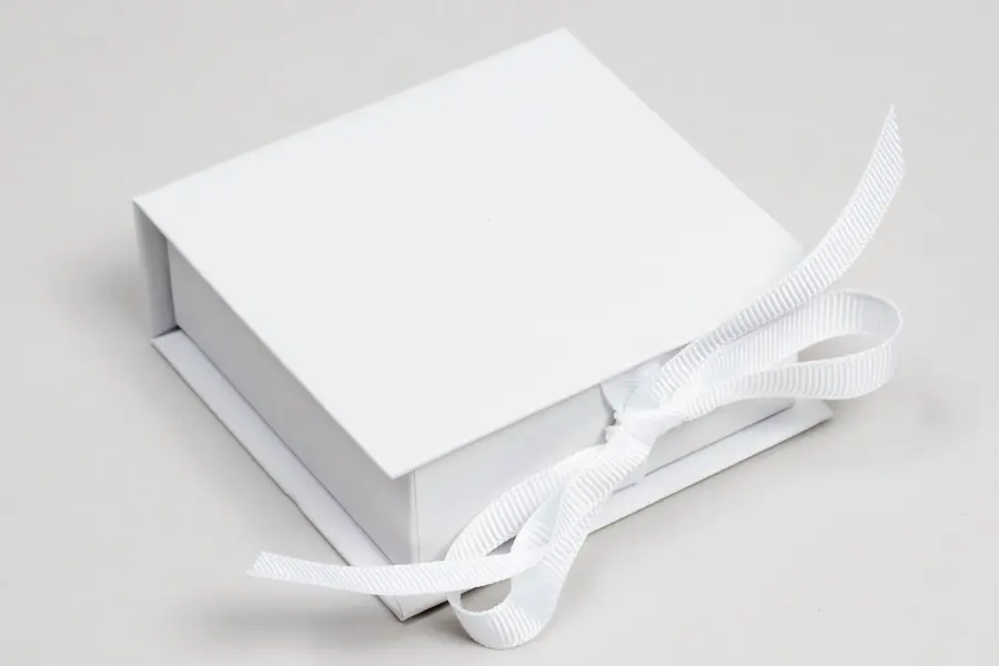 2-3/4X2-3/4X1 MATTE WHITE W/ WHITE PLATFORM AND RIBBON JEWELRY BOX